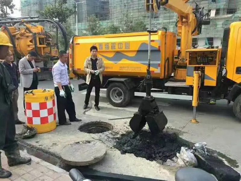 旌德街道：网格员化身“清道夫”，为民解忧疏通“堵心”化粪池